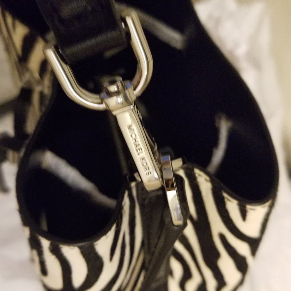 SAVED for firstdownkickNWT Authentic Michael Kors Small Drawstring Bucket Shldr - Picture 11 of 12